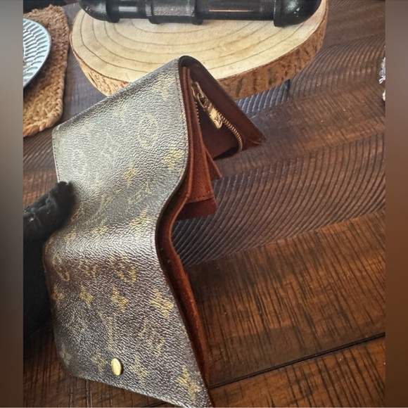 Louis Vuitton Monogram
Porte Monnaie
Billets Tresor Bifold Wallet - Picture 9 of 15